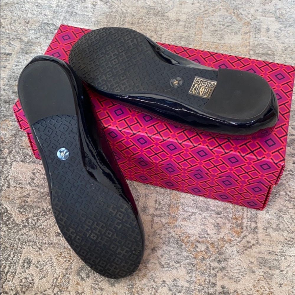 Tory Burch Reva Black Patent Flats 7B - Picture 6 of 7